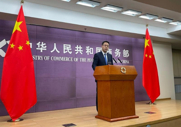 2024年澳門(mén)天天開(kāi)好彩,澳門(mén)是中國(guó)的一個(gè)特別行政區(qū)，博彩業(yè)是澳門(mén)重要的經(jīng)濟(jì)來(lái)源之一。然而，博彩業(yè)也是受到嚴(yán)格監(jiān)管和控制的行業(yè)，任何形式的賭博行為都是不被允許的。因此，關(guān)于澳門(mén)天天開(kāi)好彩這樣的說(shuō)法是不準(zhǔn)確的，也不符合法律法規(guī)。博彩業(yè)的發(fā)展需要遵循法律法規(guī)的規(guī)定，確保公平公正和合法合規(guī)。同時(shí)，我們也應(yīng)該遵守法律法規(guī)和社會(huì)公德，遠(yuǎn)離賭博行為，珍惜自己的財(cái)產(chǎn)和家庭幸福。
